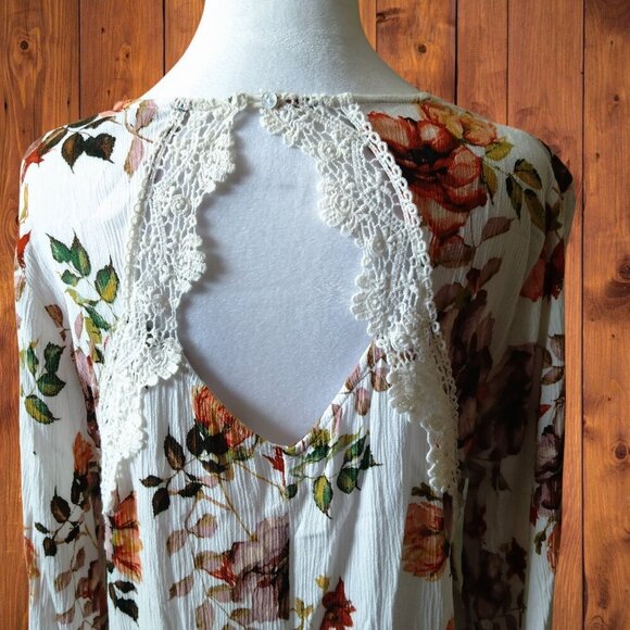Staccato Women's Large Long Sleeve Floral Blouse with Crochet Lace Back Accents - Picture 6 of 7
